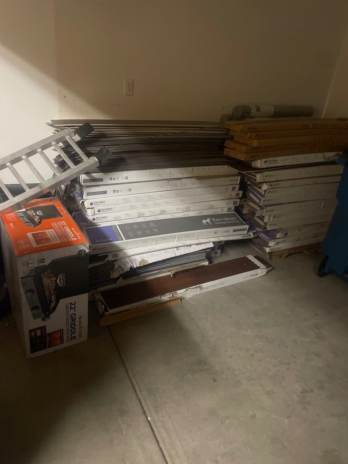 2pallets kardean unopened and open boxes of wood vinyl flooring  4