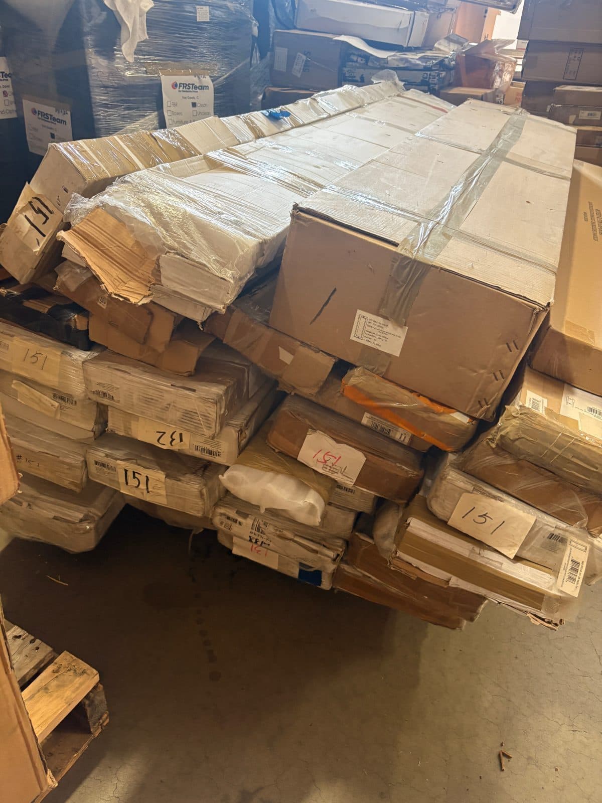 8 Pallets of Door Hardware, Mailboxes, and Home-Improvement Supplies- bulk 4
