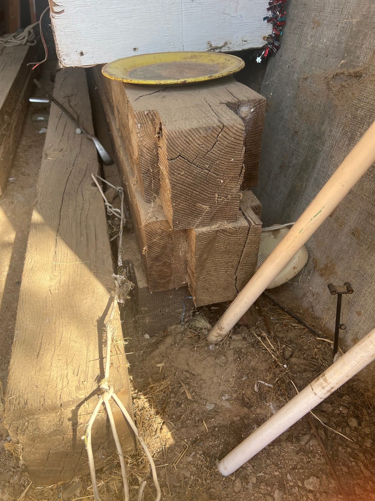 Beams 6x8, 4x4, 8x9, 80 pieces all 8 ft also 15.4 x16 beams 6 of those 4