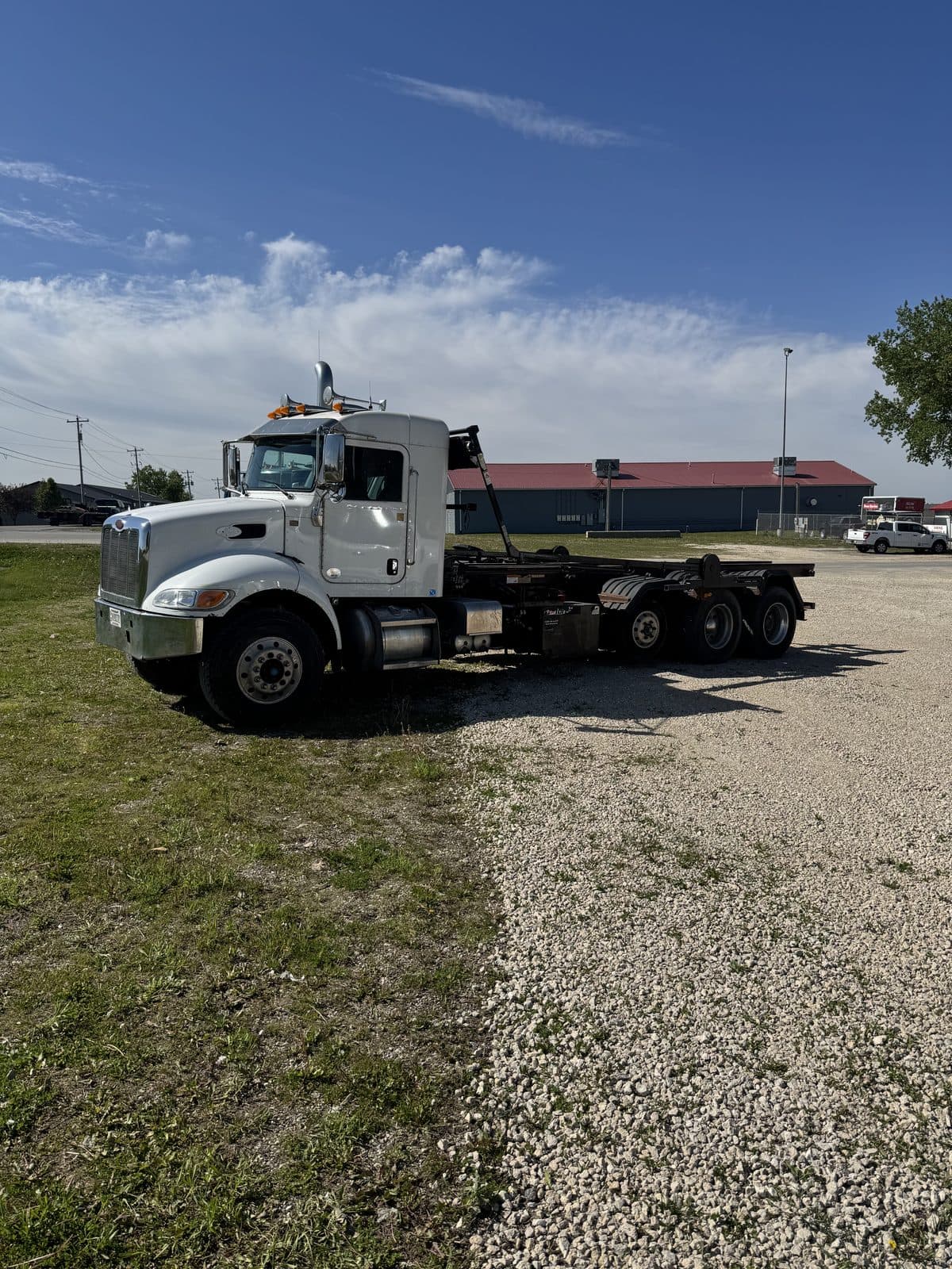 2017 Peterbilt 348 roll off truck 3