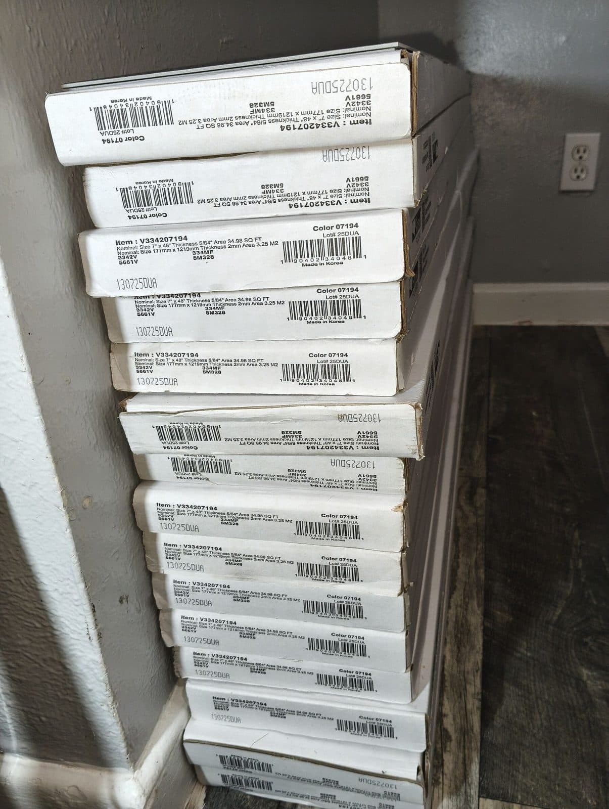 15 cajas cerradas de Piso de Vinilo de Lujo (LVT) marca Shaw Floors.
