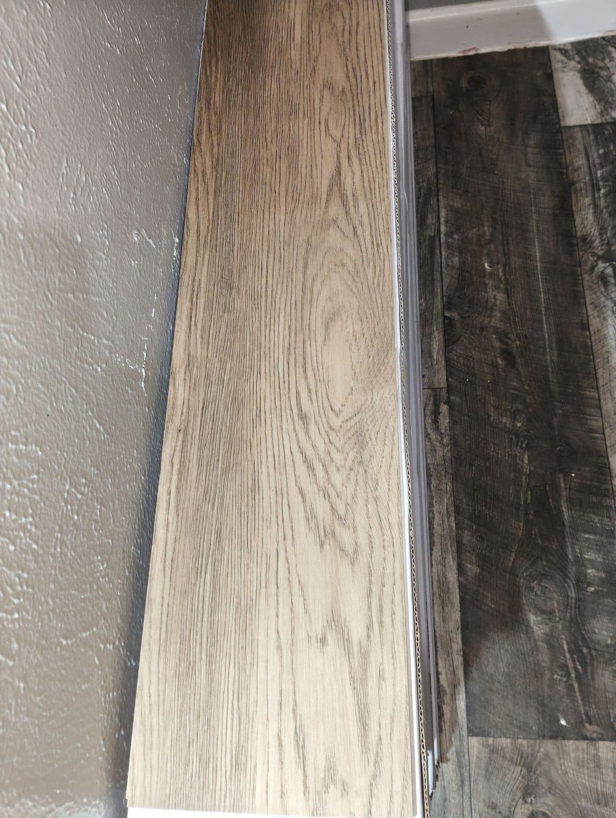 15 cajas cerradas de Piso de Vinilo de Lujo (LVT) marca Shaw Floors. 3