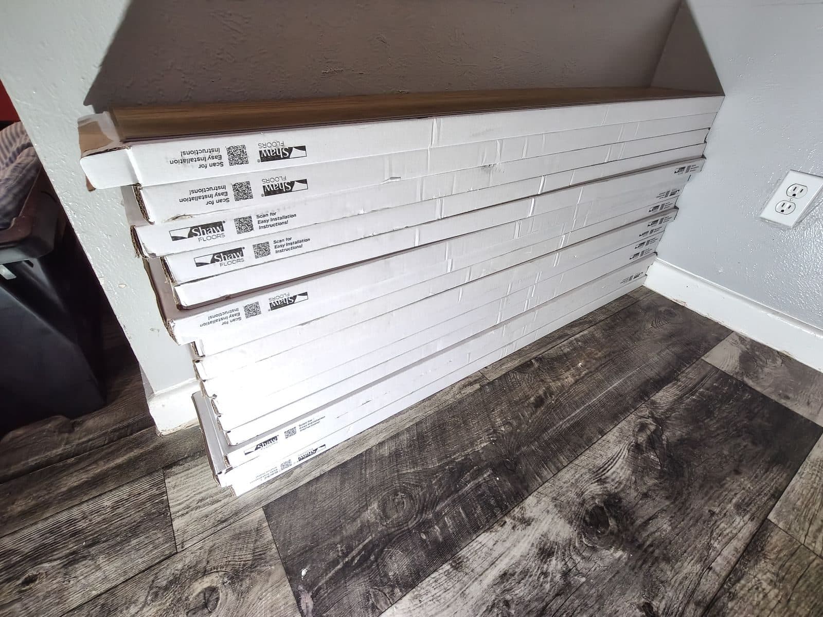 15 cajas cerradas de Piso de Vinilo de Lujo (LVT) marca Shaw Floors. 5