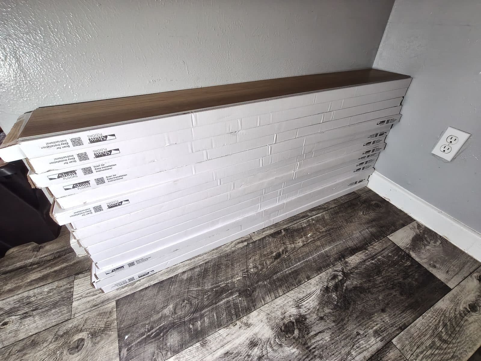 15 cajas cerradas de Piso de Vinilo de Lujo (LVT) marca Shaw Floors. 6