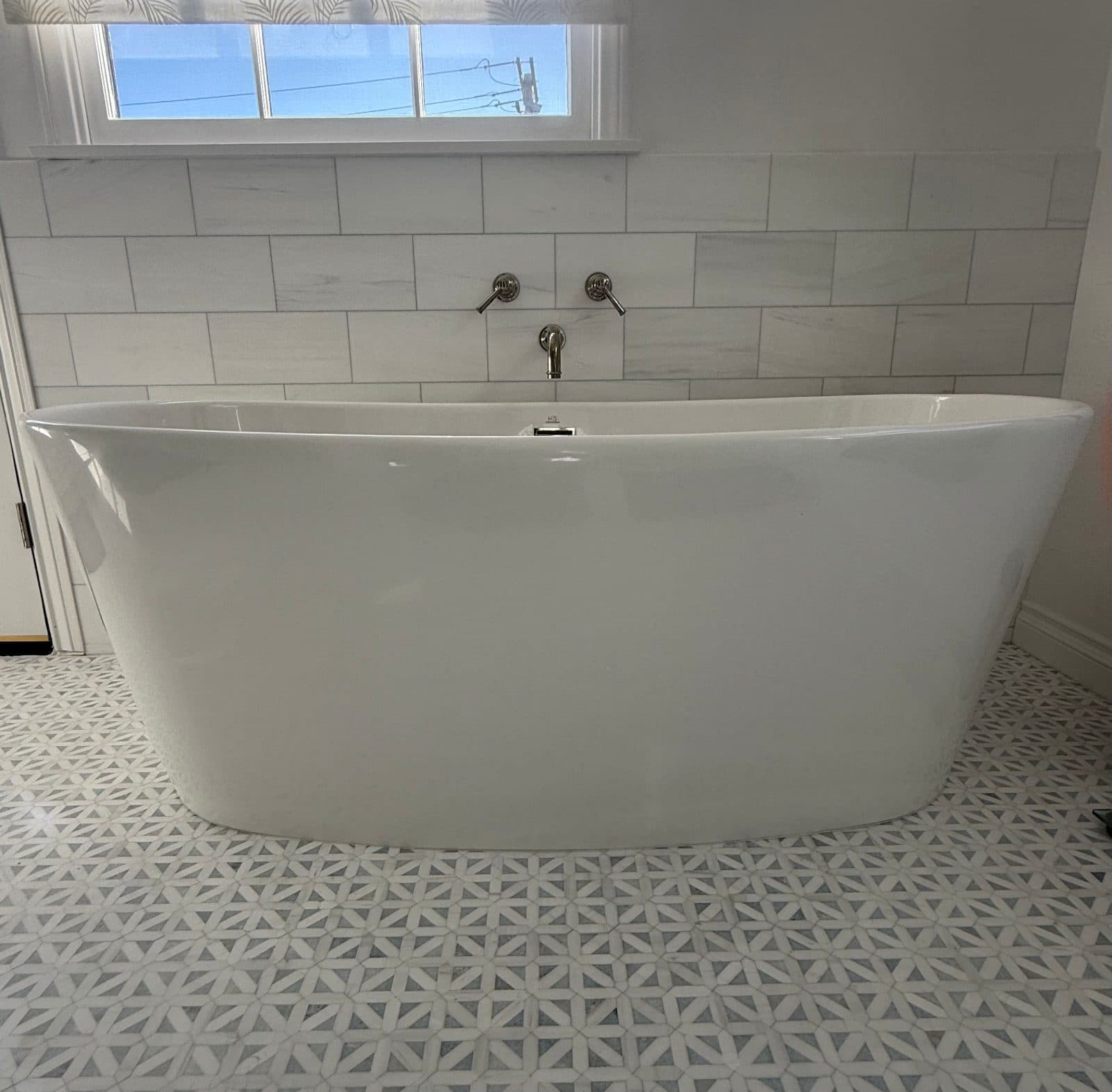 Freestanding bathtub