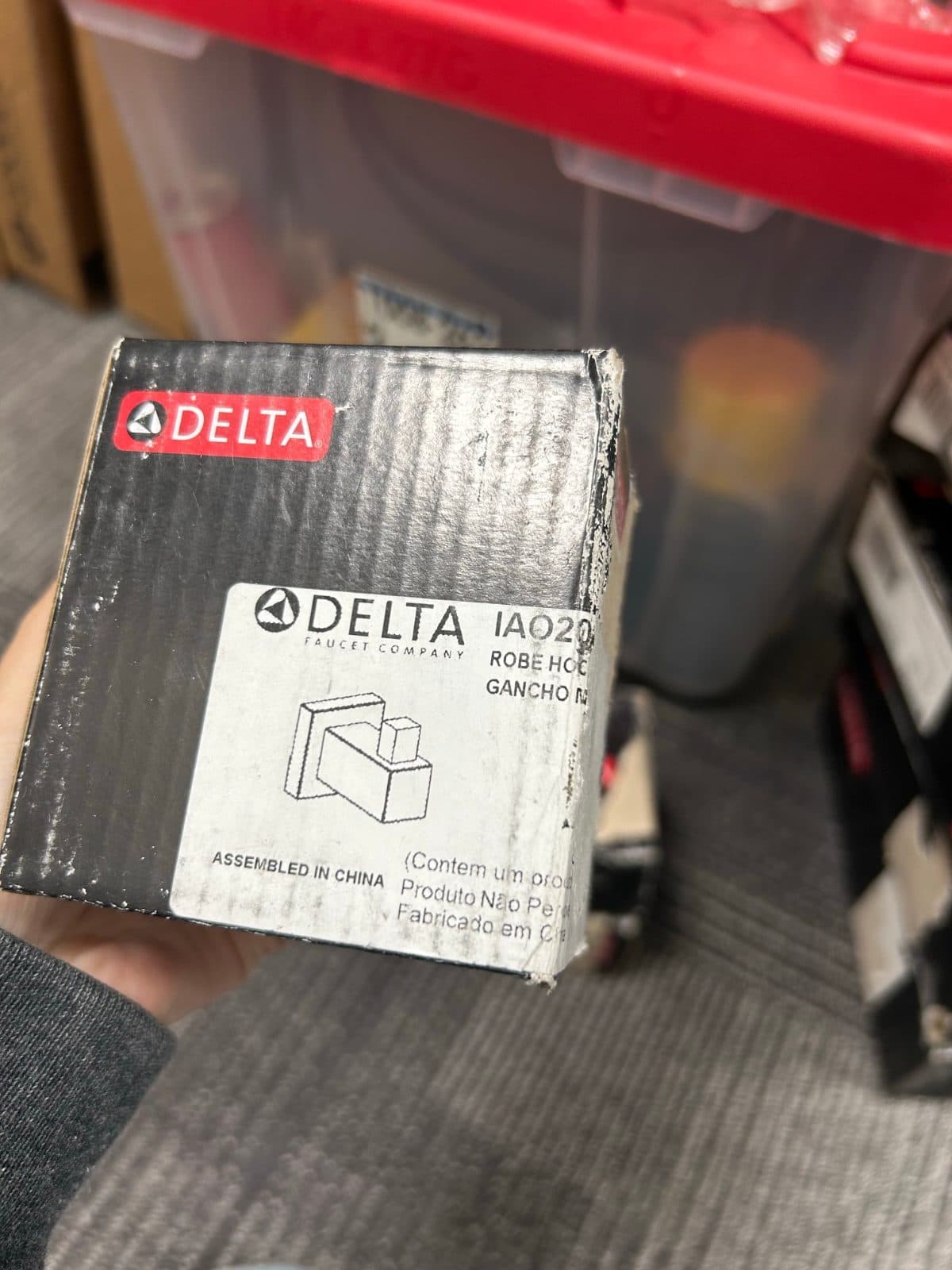 Delta robe hook