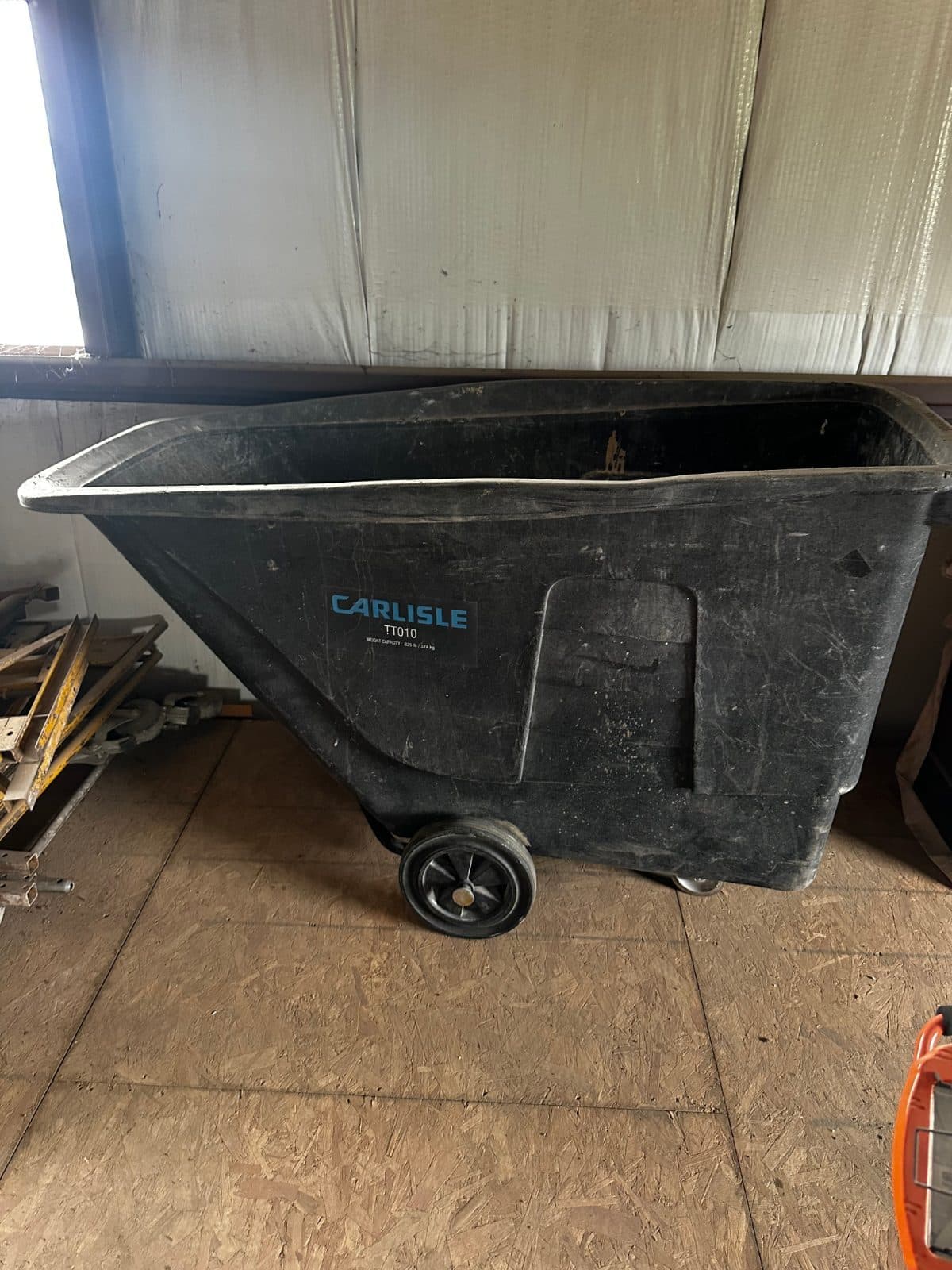 Carlisle TT010 Tilt Dump Cart