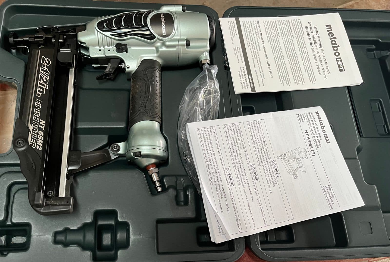 Metabo HPT NT65M2(S) 16-Gauge Finish Nailer Kit 2