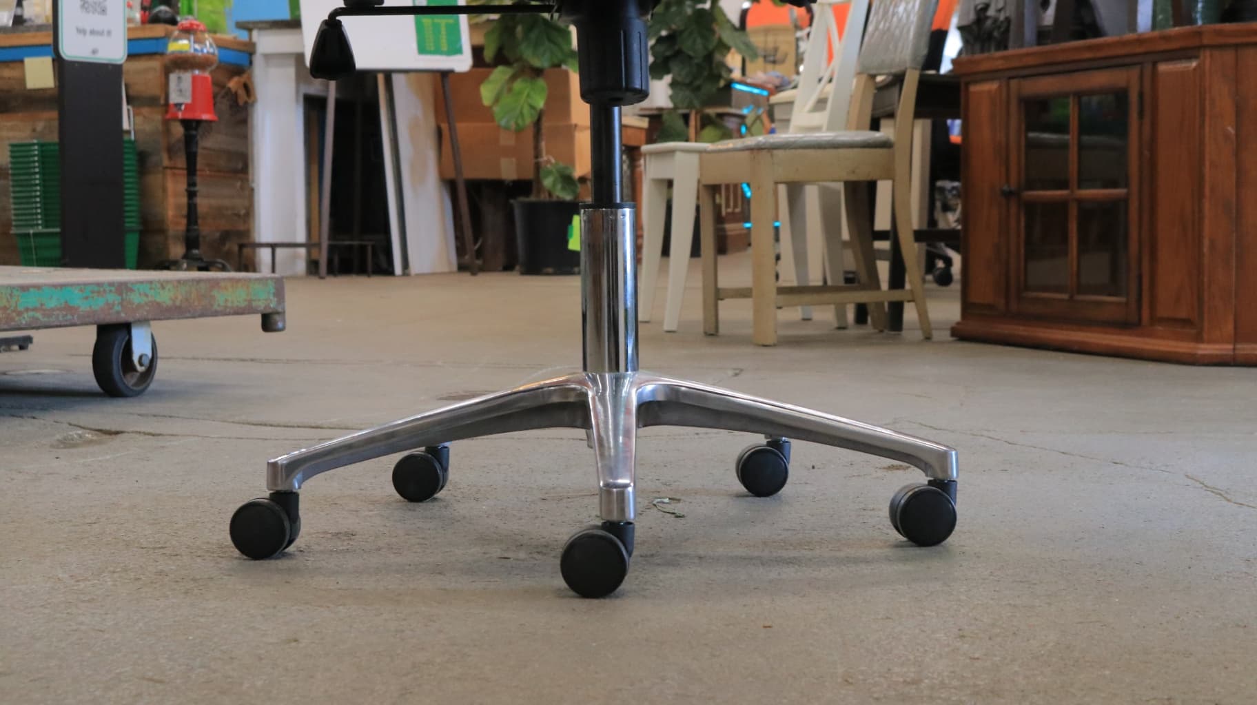 Black Mesh Rolling Office Chairs 3