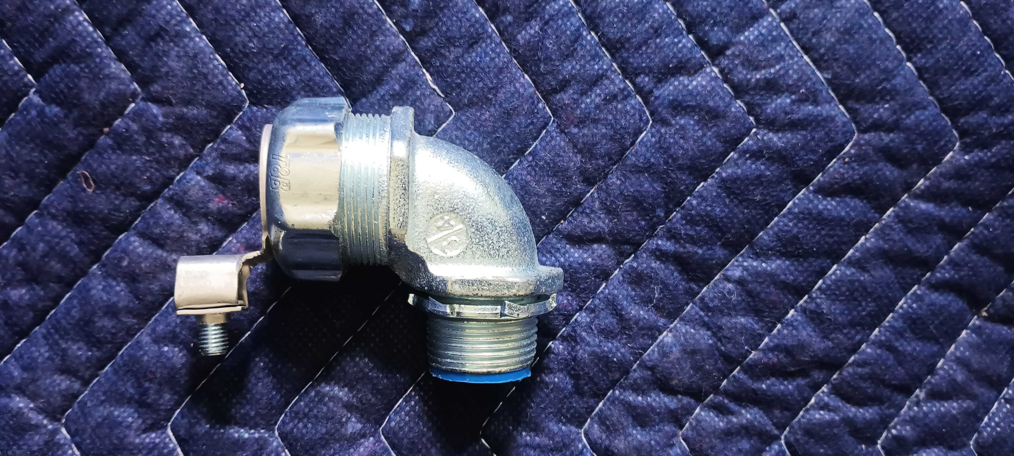 Thomas and Betts 5354 GR 1 in 90° malleable iron external bonding liquid tight insulated conduit connector