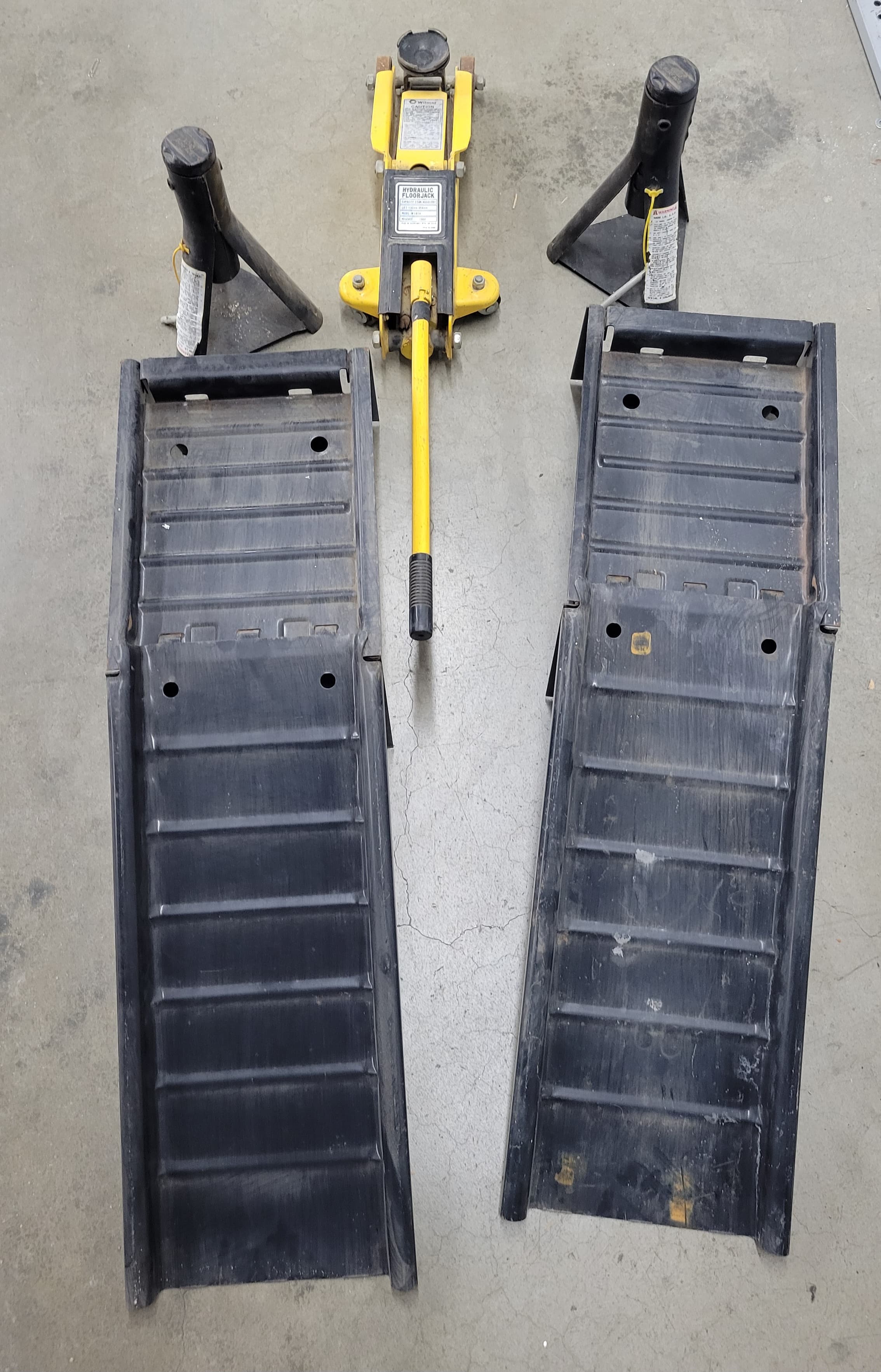 Small hydraulic floor jack with foldable ramp and stands