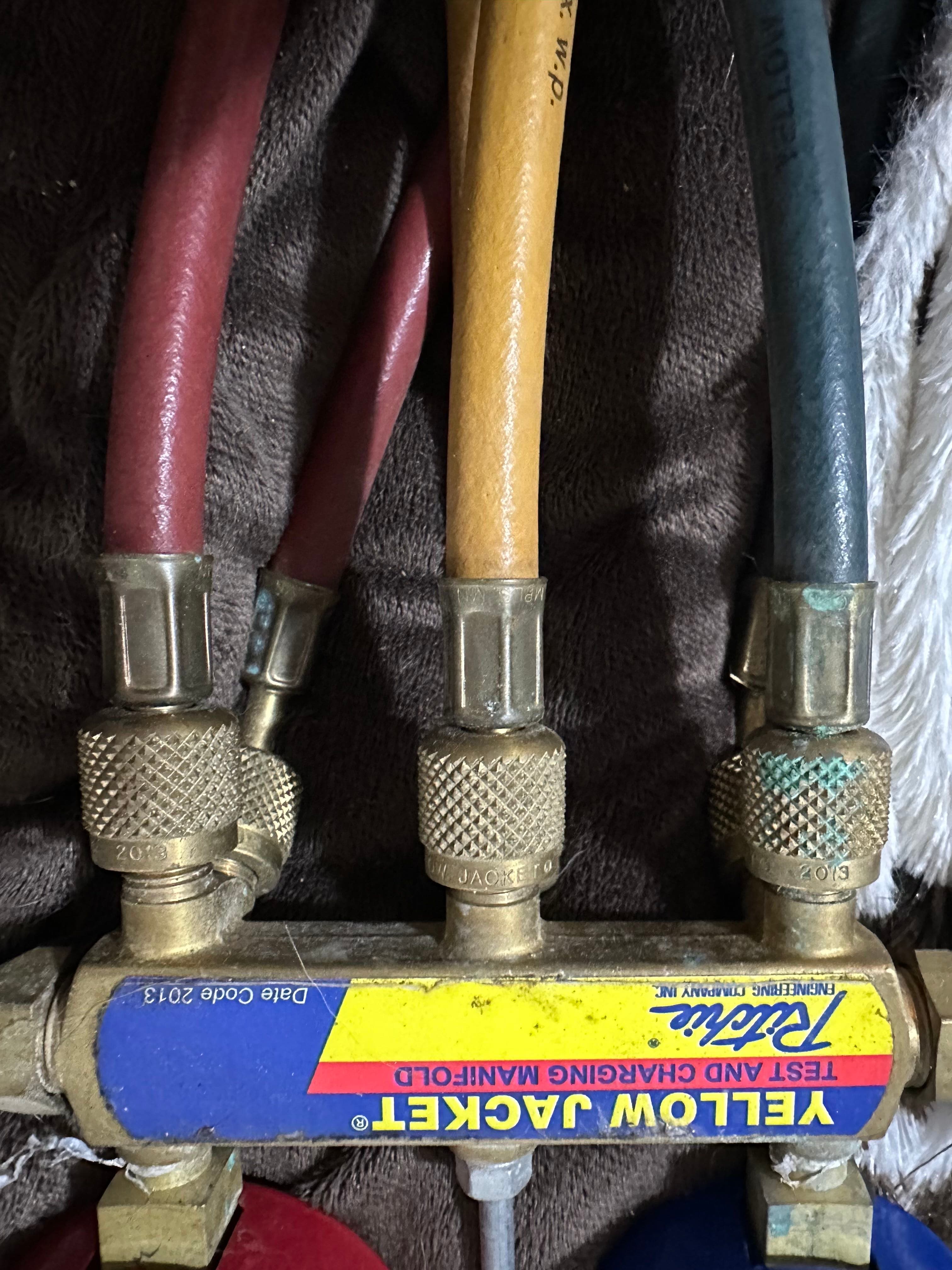Yellowjacket Titan (49987) 4 Valve Test & Charging Manifold 2