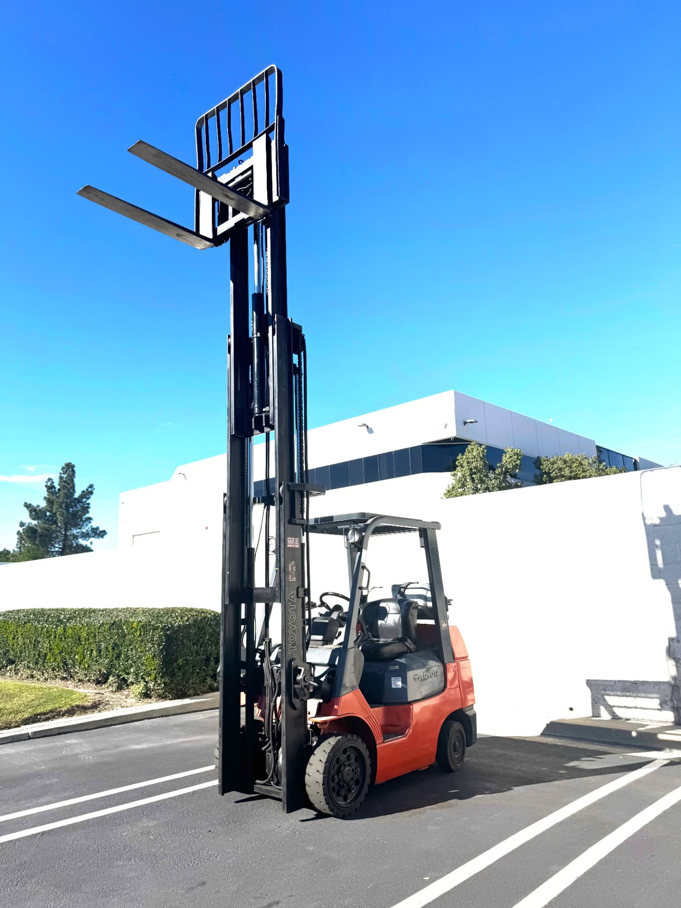2000 Toyota 6,000lb Forklift - 7FGCU30 - 3-Stage Mast - 72” Forks - used - Jersey Blvd | OFFLOADIT Marketplace