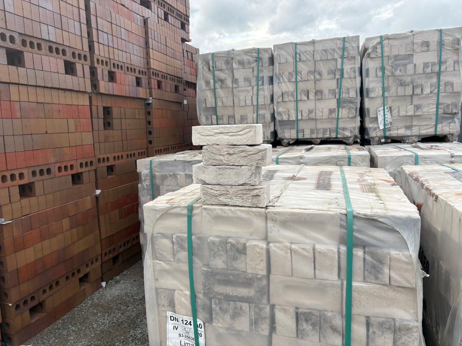 Vandersanden Lima Facing Brick - packs of 620 - 25 pallets 2