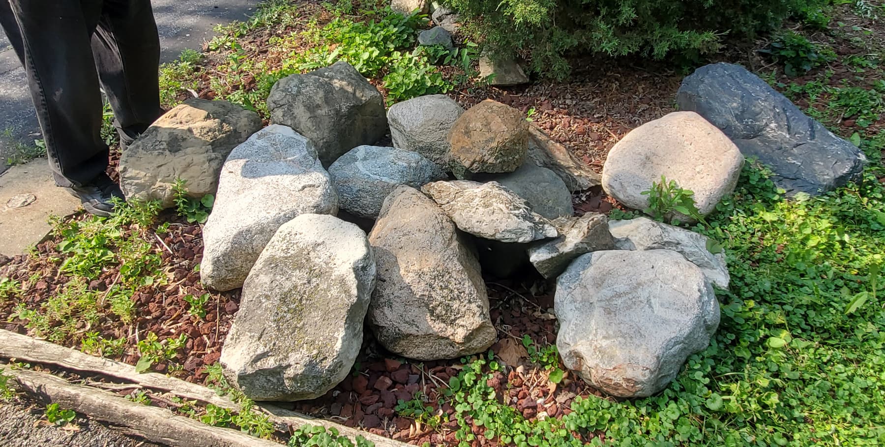 Landscaping decorative rocks and boulders, c. 6 tons total weight 4
