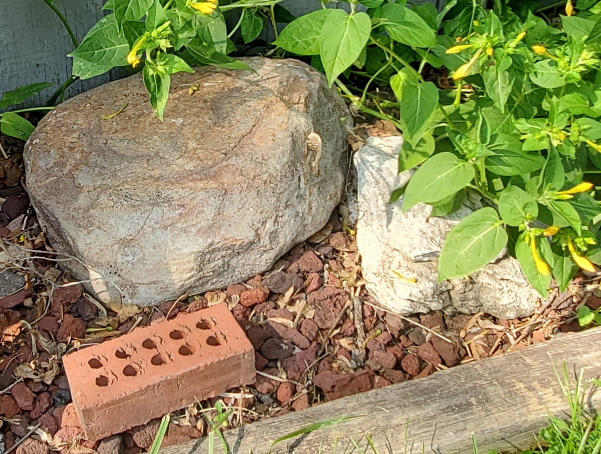 Landscaping decorative rocks and boulders, c. 6 tons total weight 7