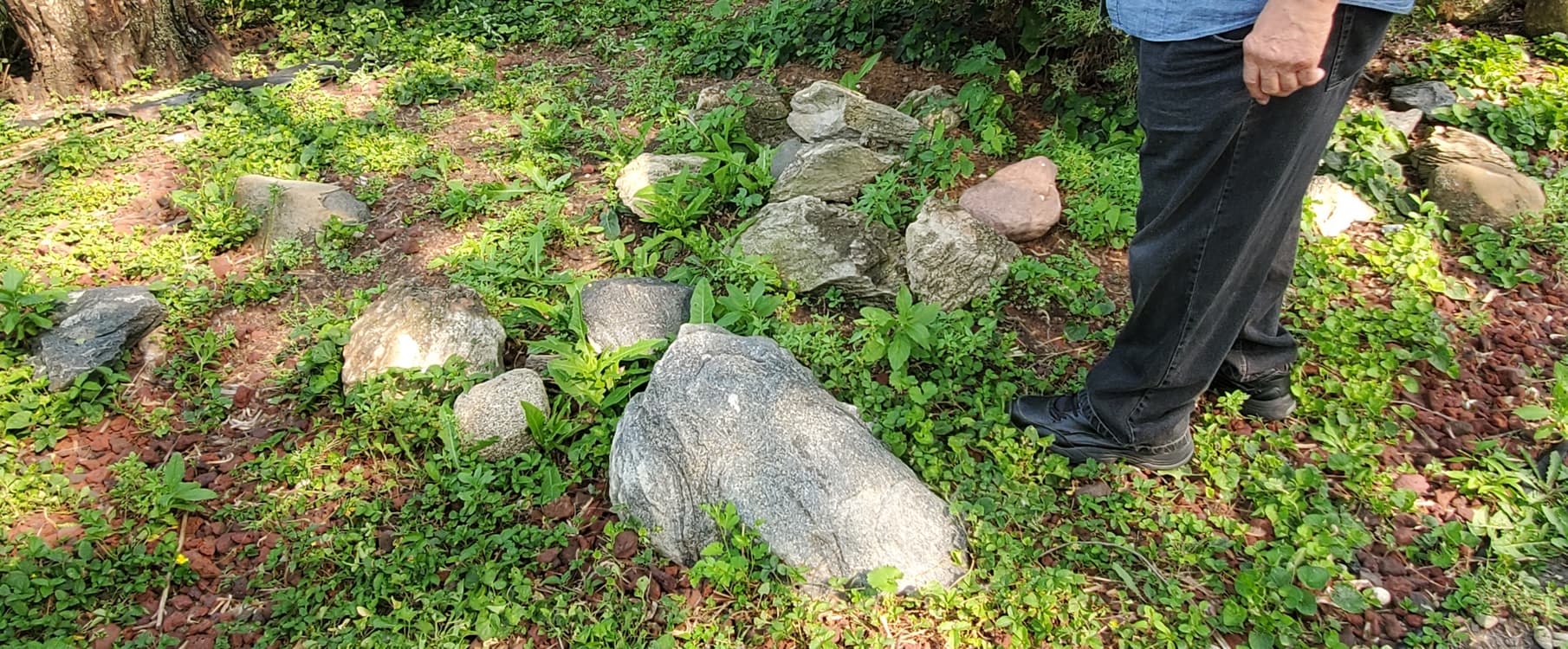 Landscaping decorative rocks and boulders, c. 6 tons total weight 9